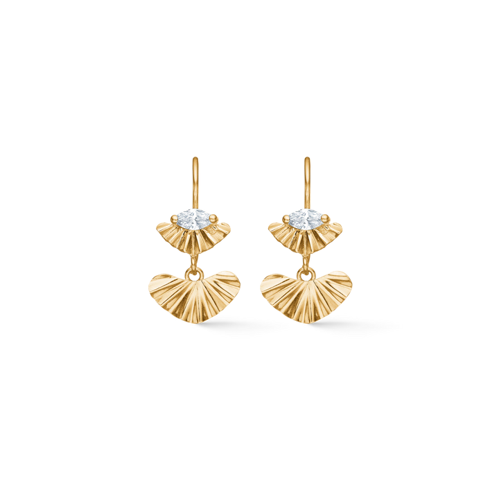 Ginkgo Earrings i gult guld med funklende diamanter, designet med to vifteformede led. Model 12345