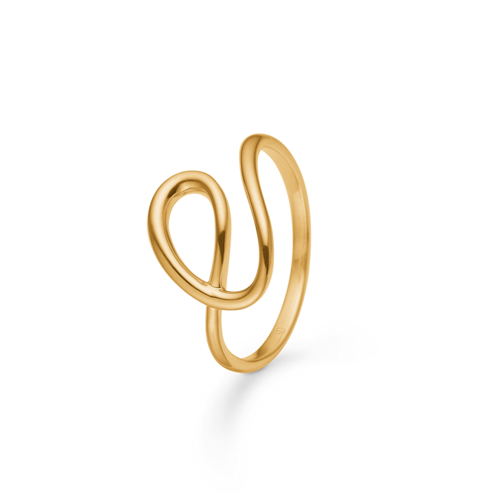 Viclara ring i gult guld med et organisk, snoet design på sort baggrund. Model SKU-12345