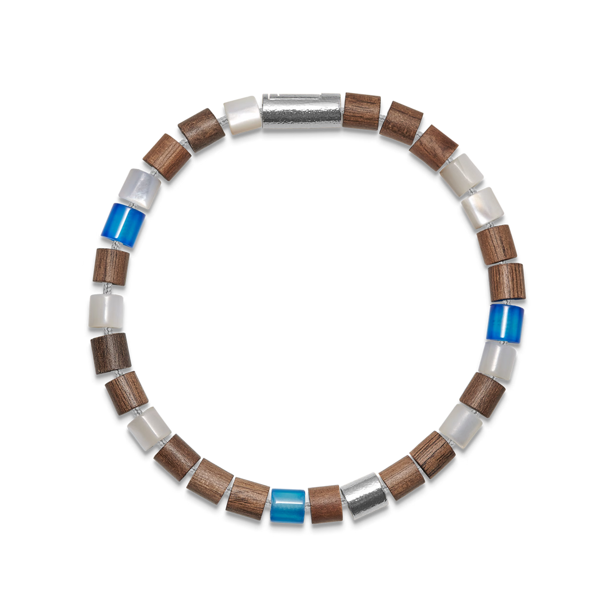Perlearmbånd med brune træperler, hvide perler og blå accenter på sort baggrund. Model 12345