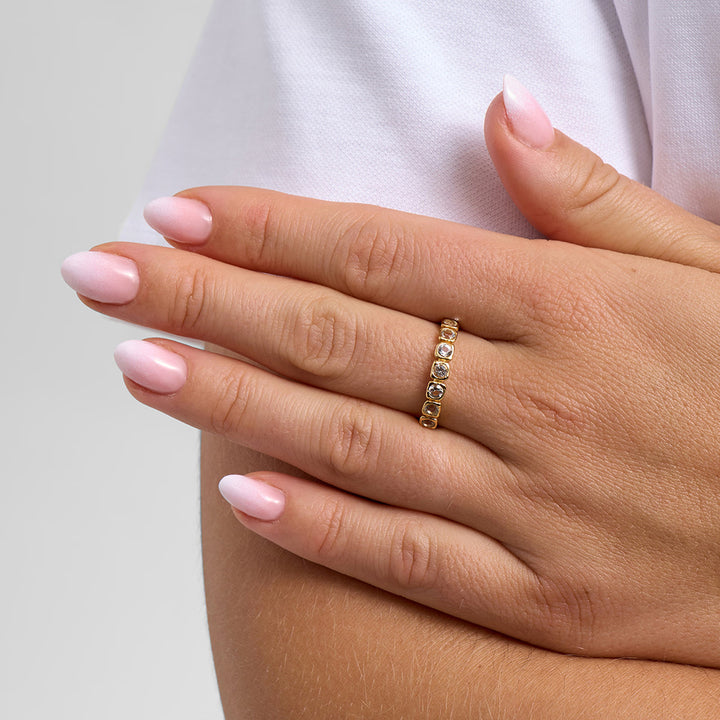 7247955_1M elegant guldring med diamanter ses på finger, lys hud og lyserøde negle. Model 7247955_1M