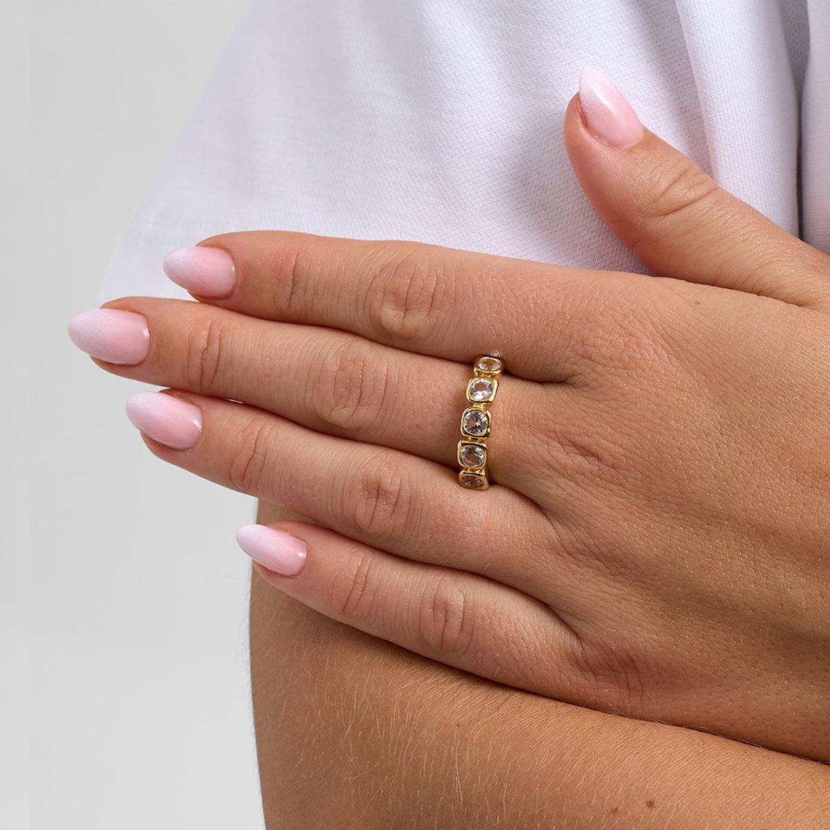 7247956_1M elegant guldring med klare sten på kvindes hånd, blank finish, Model 7247956_1M