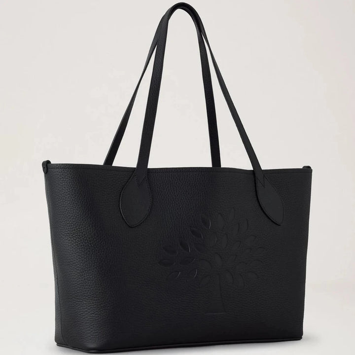 Hampstead Tote Black viser en elegant sort lædertaske med præget træmotiv, lange hanke og rummeligt design. Model HH0140_736A100_4