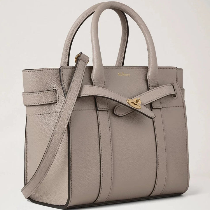 Bayswater Small Classic Grain Leather Clay ses i siden, lys grå håndtaske i læder med guld lukning. Model HH4949_205F924