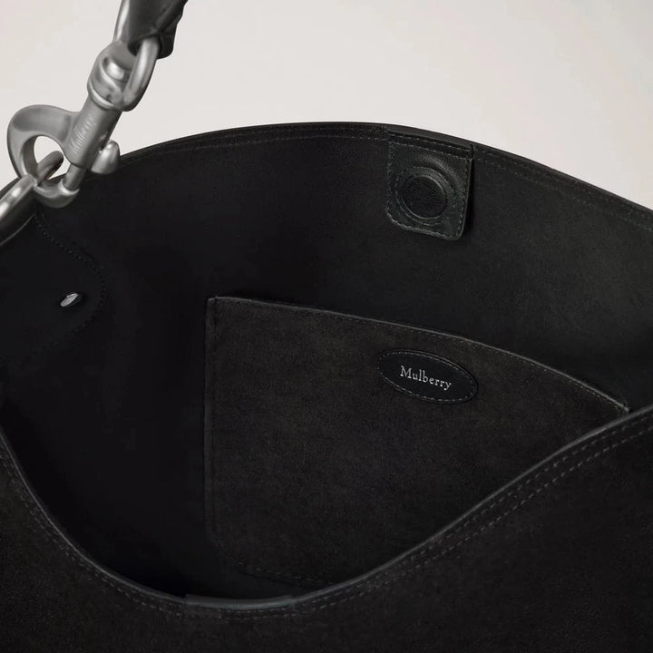 Mulberry taske, nærbillede af den sorte læderindside med en Mulberry-logo lomme.