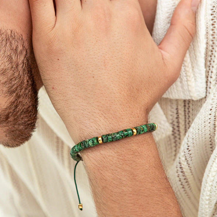 Alexander Lynggaard Armband Amazon Heishi Braided 6mm shown on men's hand, green and golden details. Model B00212-2
