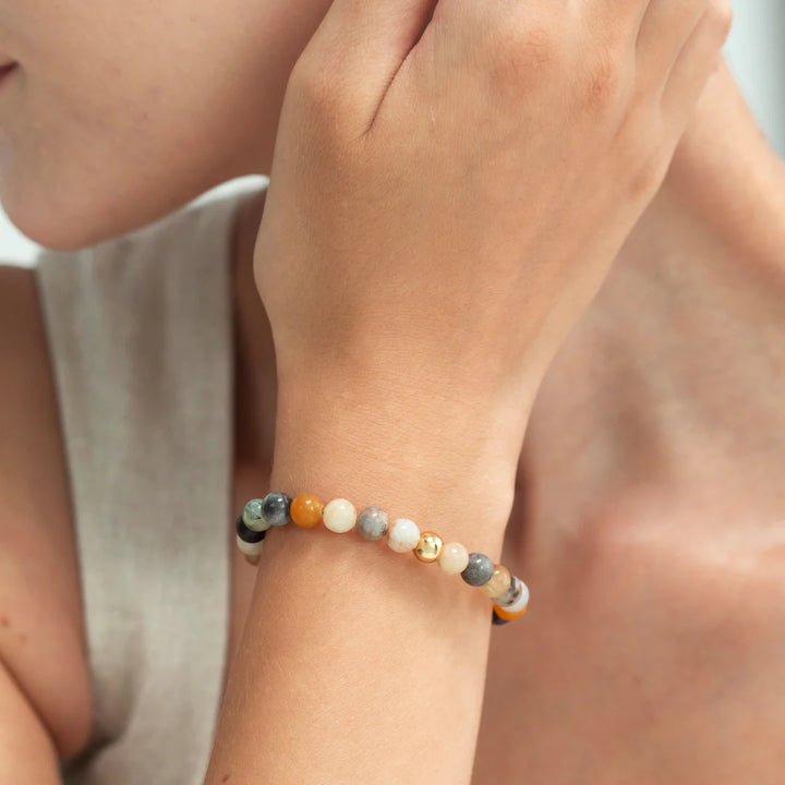 Alexander Lynggaard Armband Bamboo Leaf Agate Braided 6mm is worn on the wrist, pearls in natural colours. Model B00172-2