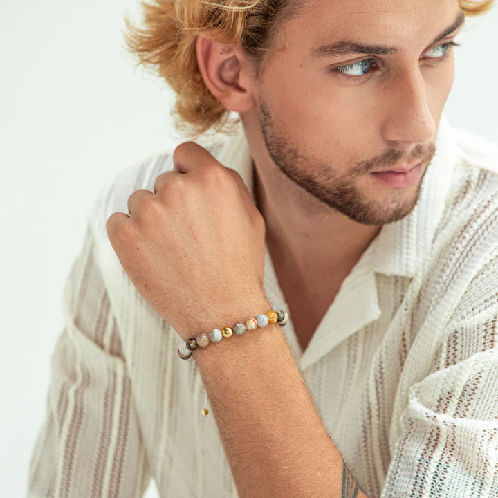 Alexander Lynggaard Bracelet Bamboo Leaf Agate Braided 8mm is worn by men, natural stones in brown and gray shades. Model B00183-2