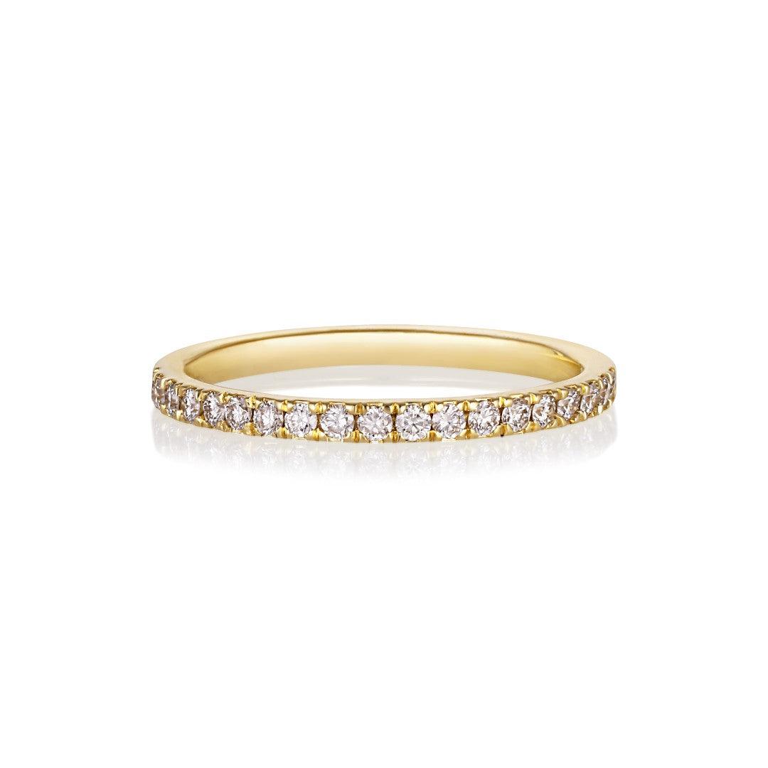 anpe-atelier-sarah-lil-diamond-15-ring-in-18kt-gold shows a slim gold ring with diamonds, Model 2692-001-1