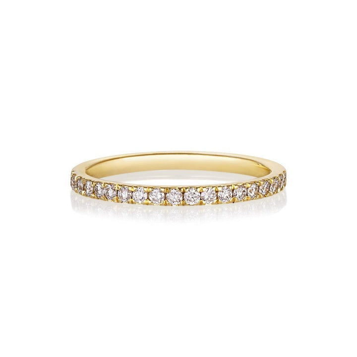 anpe-atelier-sarah-lil-diamond-15-ring-in-18kt-gold shows a slim gold ring with diamonds, Model 2692-001-1