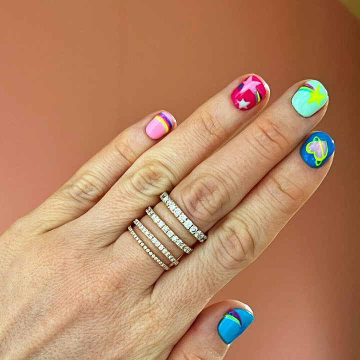 anpe-atelier-sarah-lil-diamond-15-ring-in-18kt-gold shown on hand with colorful nails, slim design, Model2692-001-2