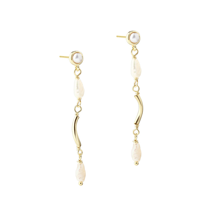 Aqua Dulce Alura earrings with twisted details, gold-plated silver and white pearls. Model 6323-1.