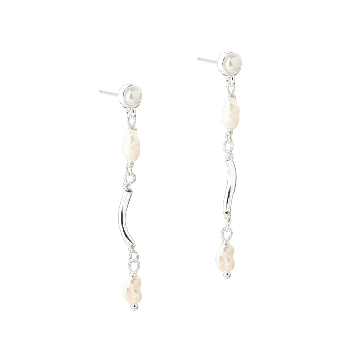 Aqua Dulce Alura earrings in silver with long, dangling freshwater pearls and wavy silver detail. Model 6322-1