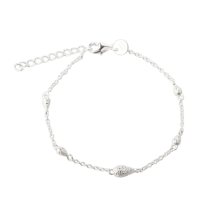 Aqua Dulce Cappa bracelet in silver showcases an elegant chain bracelet with textured drop links. Model 6229-1.