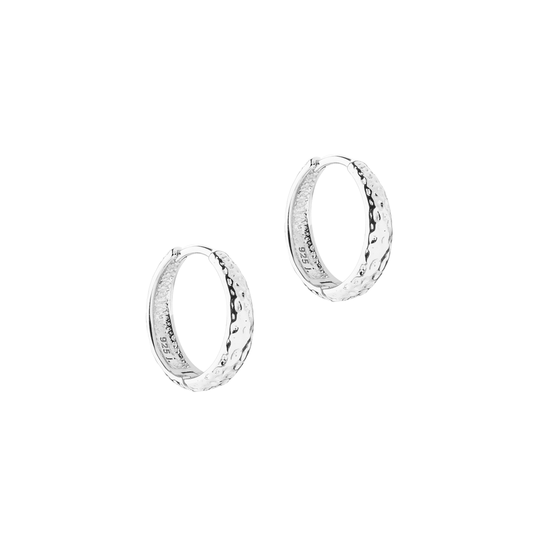 The Aqua Dulce Cappa Medium Hoop in silver features a pair of medium-sized, hammered hoops in polished silver. Model 6237-1