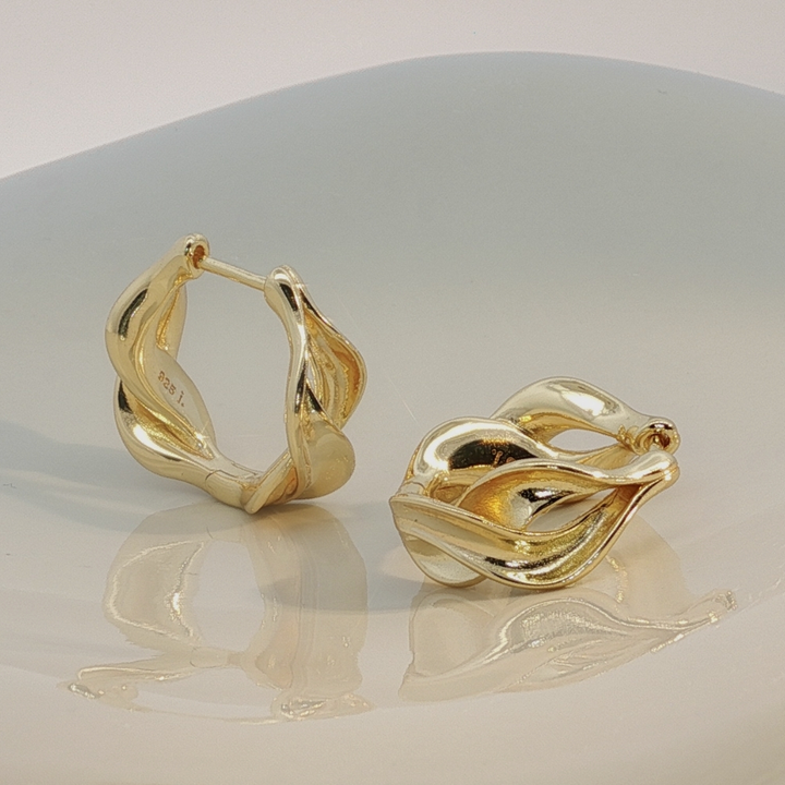 Aqua Dulce Curva Hoop in gold-plated, elegant twisted creoles in shiny gold finish, Model 6512-2.