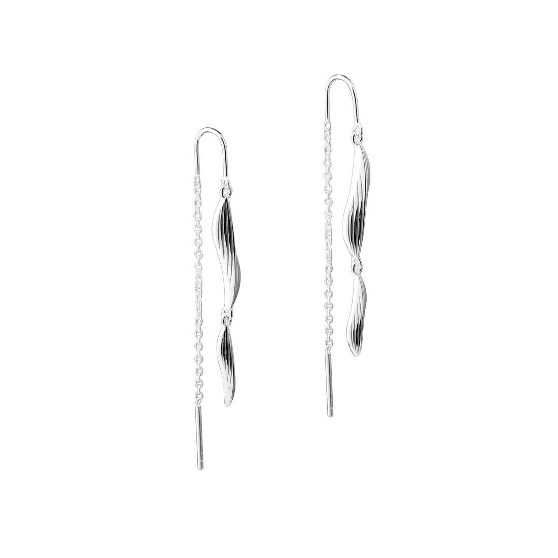 Aqua Dulce Elara earrings in silver with an elegant wavy design and chain. Model 6569-1.