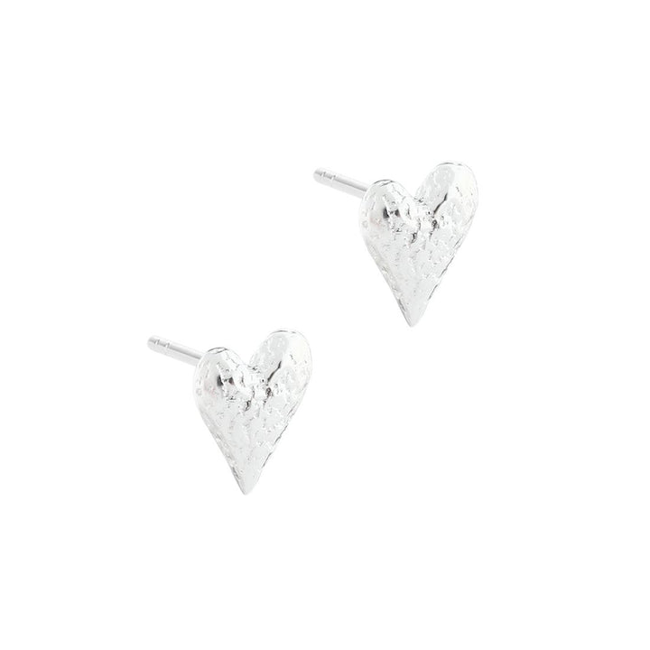 Aqua Dulce Love Me Small Earrings Silver shows a pair of small heart-shaped silver earrings, Model 5925-5925-1.