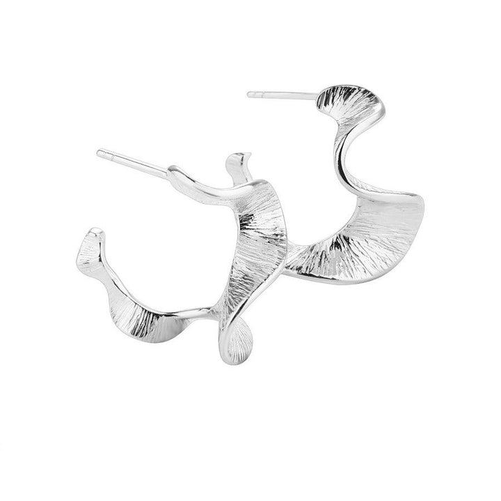 Aqua Dulce Rhumba Medium Hoop in silver. Modern earrings with organic structure, shiny and matte finish. Model 5319-5319-1.