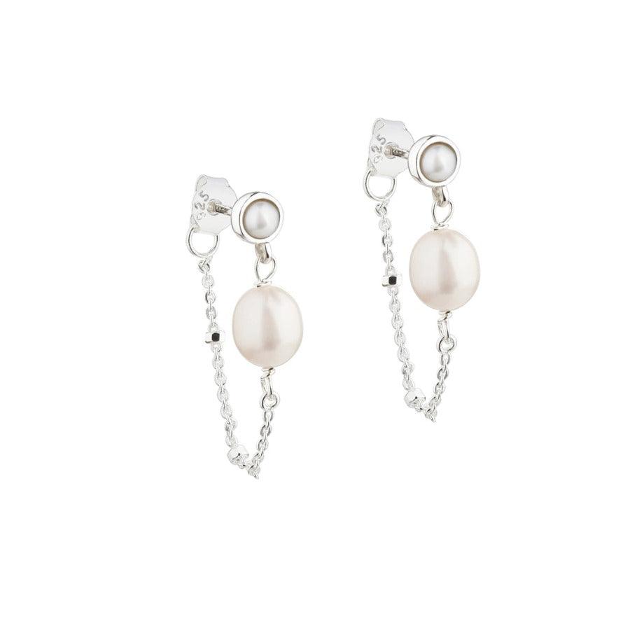 Aqua Dulce Rice Dot earrings with white pearls and silver chain, elegant and modern, Model 5367-5367-1