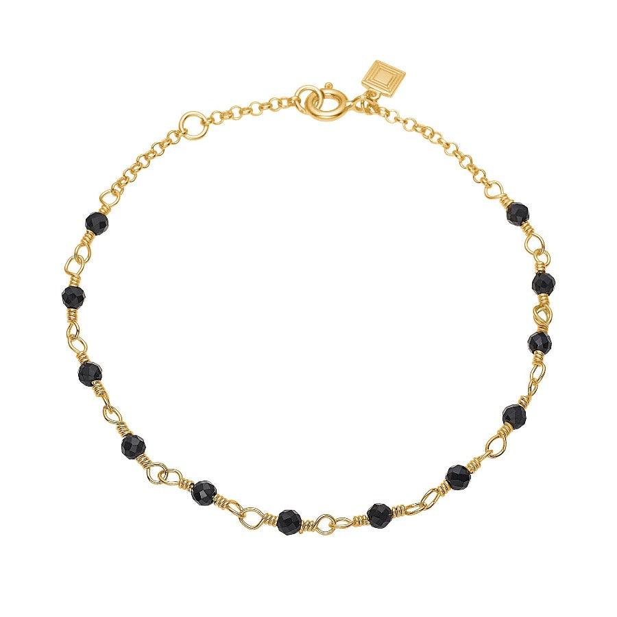 Carre Bracelet with Black Agate in a slim design with small faceted black agate beads on a gold-coloured chain. Model fb4456ba-1