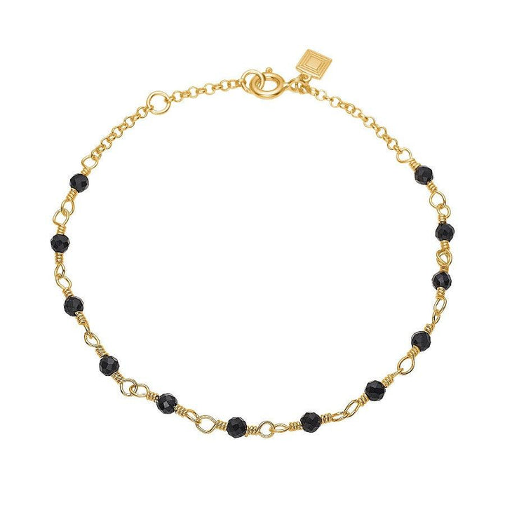 Carre Bracelet with Black Agate in a slim design with small faceted black agate beads on a gold-coloured chain. Model fb4456ba-1