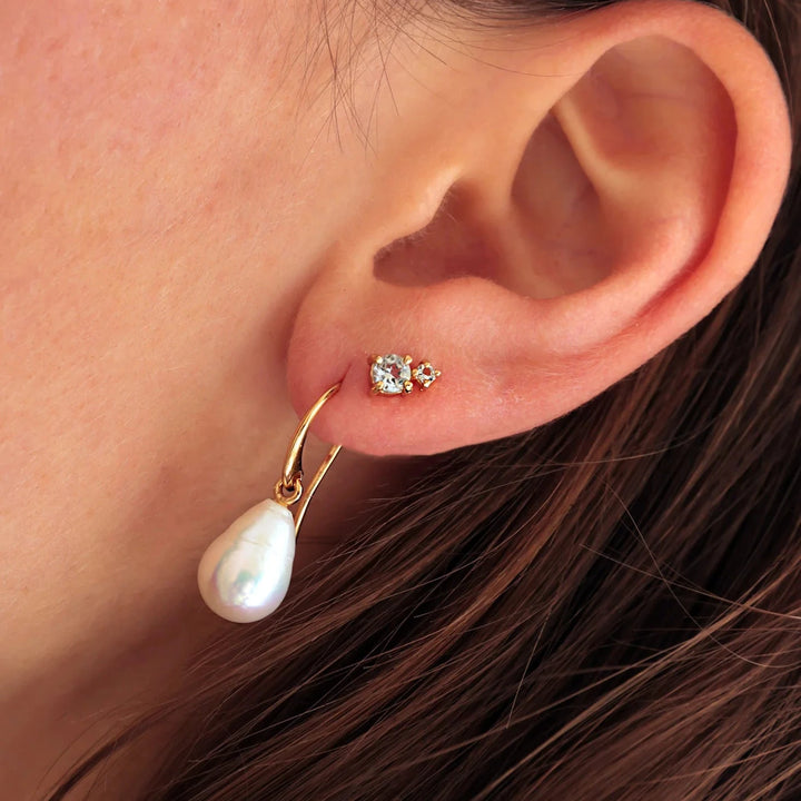 Carre bon bon earrings with blue topaz gold plated shown in the ear, sparkling stones and elegant design. Model FS4445BT-2