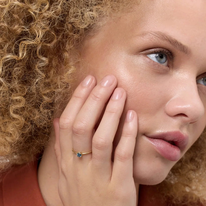 carre-iris-10kt-gold-ring-m-london-blue-topaz-tr4109lbt-001 seen on hand, gold ring with blue topaz stone. Model TR4109LBT-001