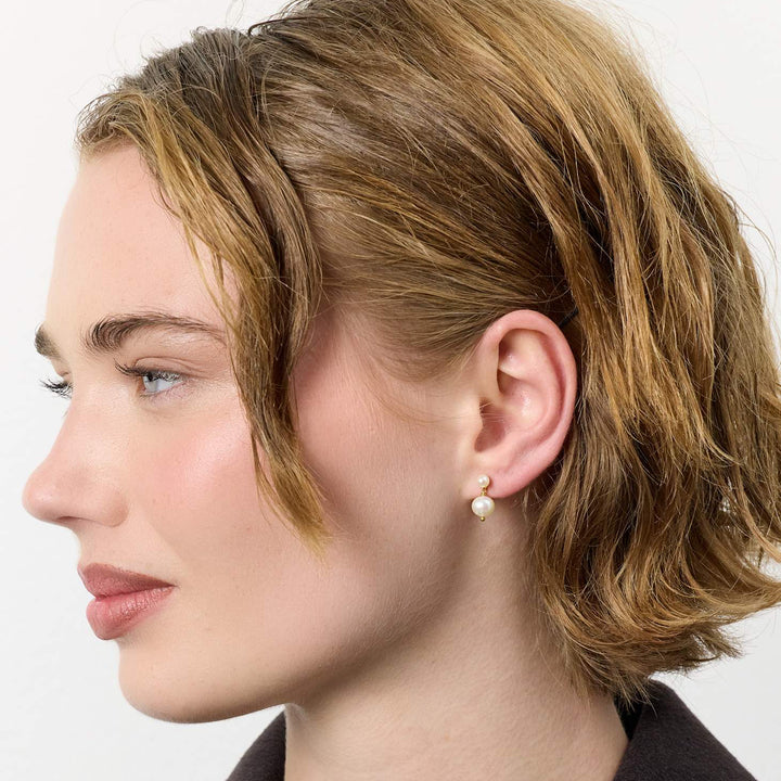 carre-sally-gold-plated-oresticks-with-freshwater-pearls shown on model, cream colored pearl and gold detail. Model FS4582BI-BI-2