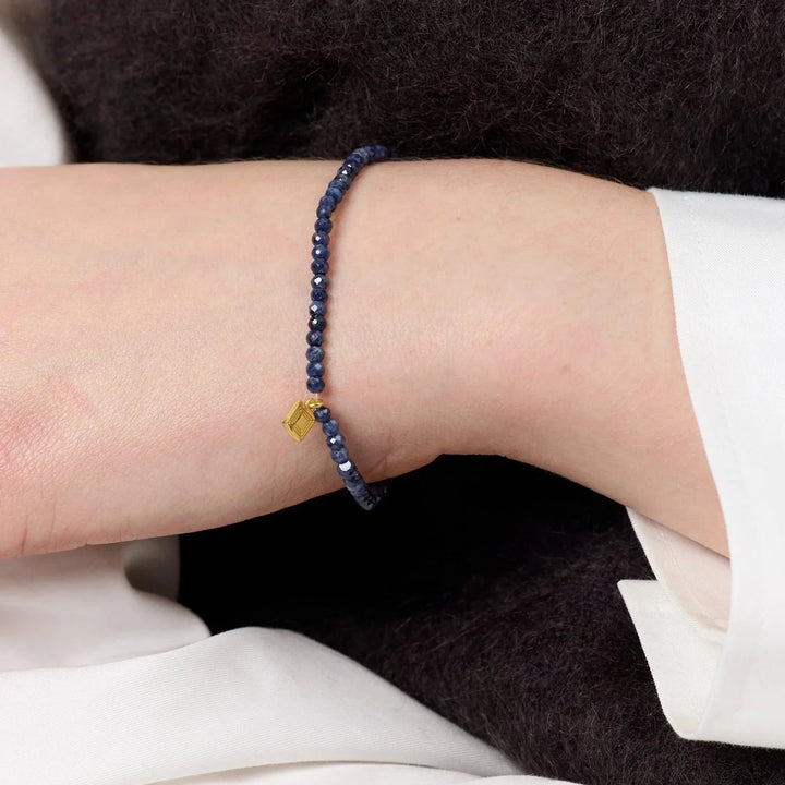 Carre Savannah bracelet with sapphire gold-plated appears on wrist, blue sapphire beads, Model fb4541sa-2