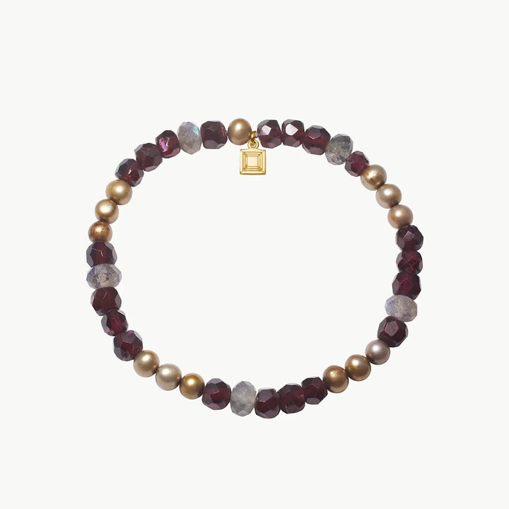 Carre Simone Bracelet M garnet golden pearl and labradorite shown in close detail, pearls in deep red, gray and golden hues. Model fb4658gabglb-1