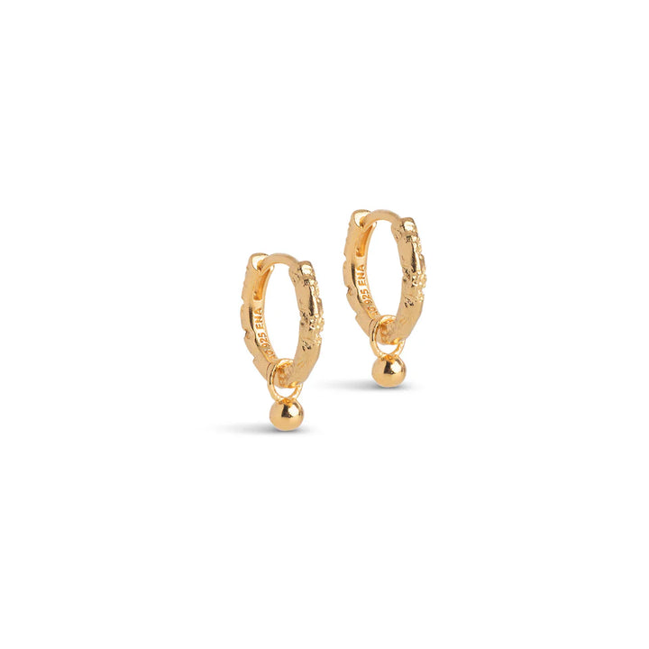 enamel belle hoops in gold-plated silver, small earrings with a structured surface and ball pendant. Model E245GM-1