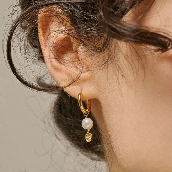 enamel cara gold plated hoops worn in the ear, detailed with pearl and golden pendant, Model E372GM-E372G