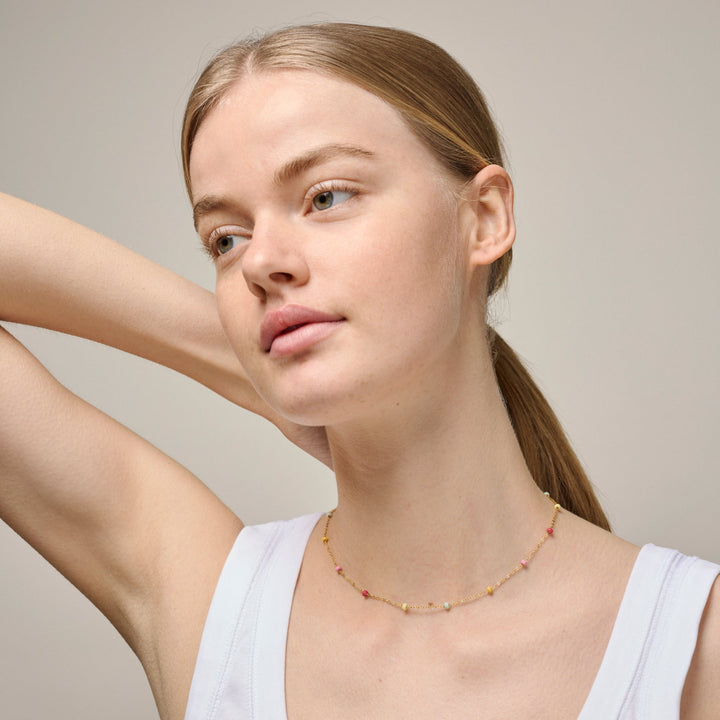 Enamel Lola Bold necklace Rainbow in gold-plated silver with colorful pearls, worn by model. Model n137g-rainbow-2