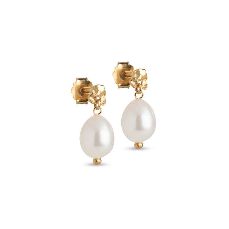 enamel-poe-pearl-studs e384gm-pearl shows elegant earrings with white pearls and gold-plated detail, Model E384GM-PEARL