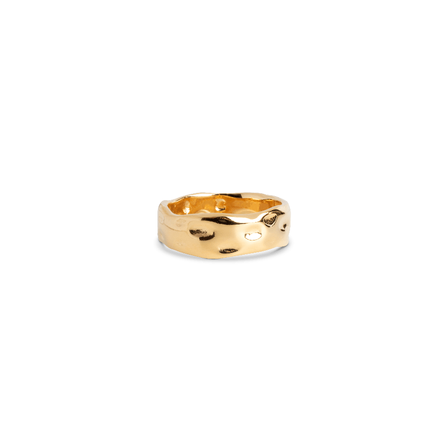 Enamel Sandra Gilded Ring appears glossy and organically shaped in gold look, Model R91G-R91G-001-1.