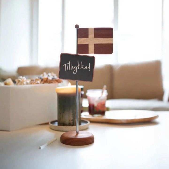 Fablewood table flag standing on a wooden and metal table with a Danish flag and a board with 'Congratulations!' Model 1200-1