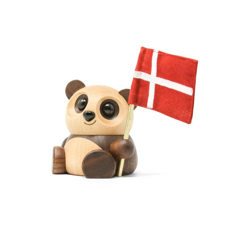 Fablewood The panda Chi Chi sits with a Danish flag in his hand, made of light and dark wood. Model 1407-1