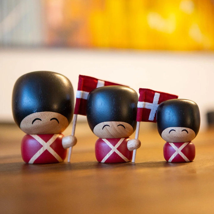 Fablewood Stor Garder Henrik shows a large wooden figure of a garder with a black hat and Danish flag, Model 1402-2.