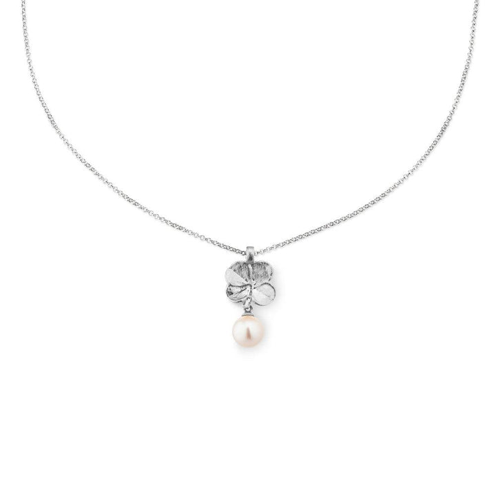 flora-danica-clover-necklace-with-pearl-in-sol shows silver chain with clover pendant and white pearl. Model 907-flc-nepearl-s-1