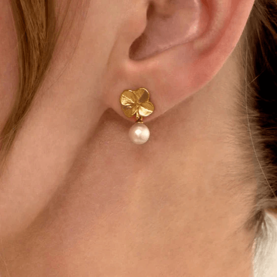 Flora Danica Four-leaf clover Pearl Earrings in gold-plated silver shown on ear, matte gold four-leaf clover and white pearl. Model907-flc-stpcpearl-g
