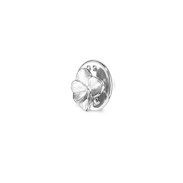 Flora Danica Four-leaf clover Pin Silver shows a four-leaf clover-shaped silver pin with a glossy surface on a white background. Model 907-flc-pi-s