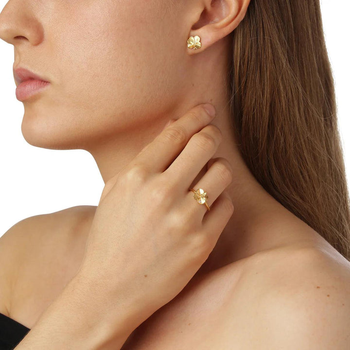 Flora Danica Clover Ring 18kt Gold w. Diamond displayed on one hand, elegant clover design. Model flc-ri-18k-g-52-2