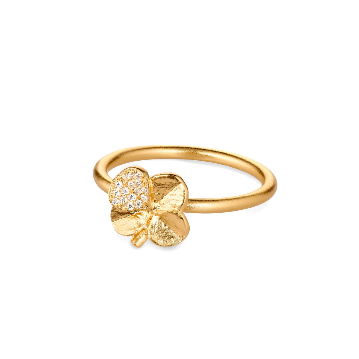 Flora Danica Clover Ring Pavé Gilded shows an elegant gold-plated ring with a clover motif and small sparkling stones. Model 907-flc-ri-g-pave-001.