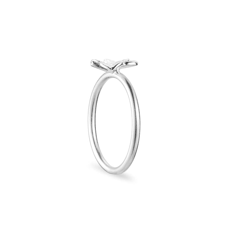 Flora Danica Clover Ring Silver, simple silver ring with clover detail shown from the side. Model 907-flc-ri-s-001-2