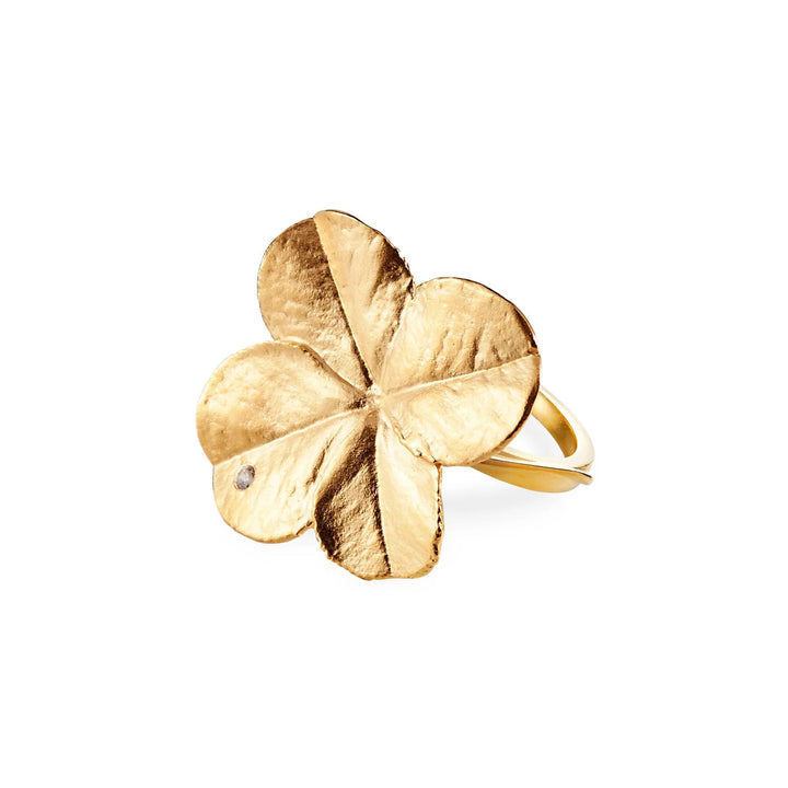 Flora Danica Four Leaf Clover Statement Ring Silver Gold Plated shows a glossy, gold colored four leaf clover ring in an organic design. Model 907-FLC-STRI-G-001