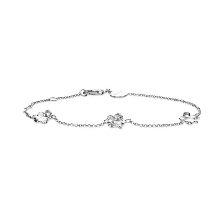 Flora Danica Forget-me-not Bracelet Silver shows an elegant bracelet with small forget-me-not flowers in silver, Model 907-FMN-BR-S-2.