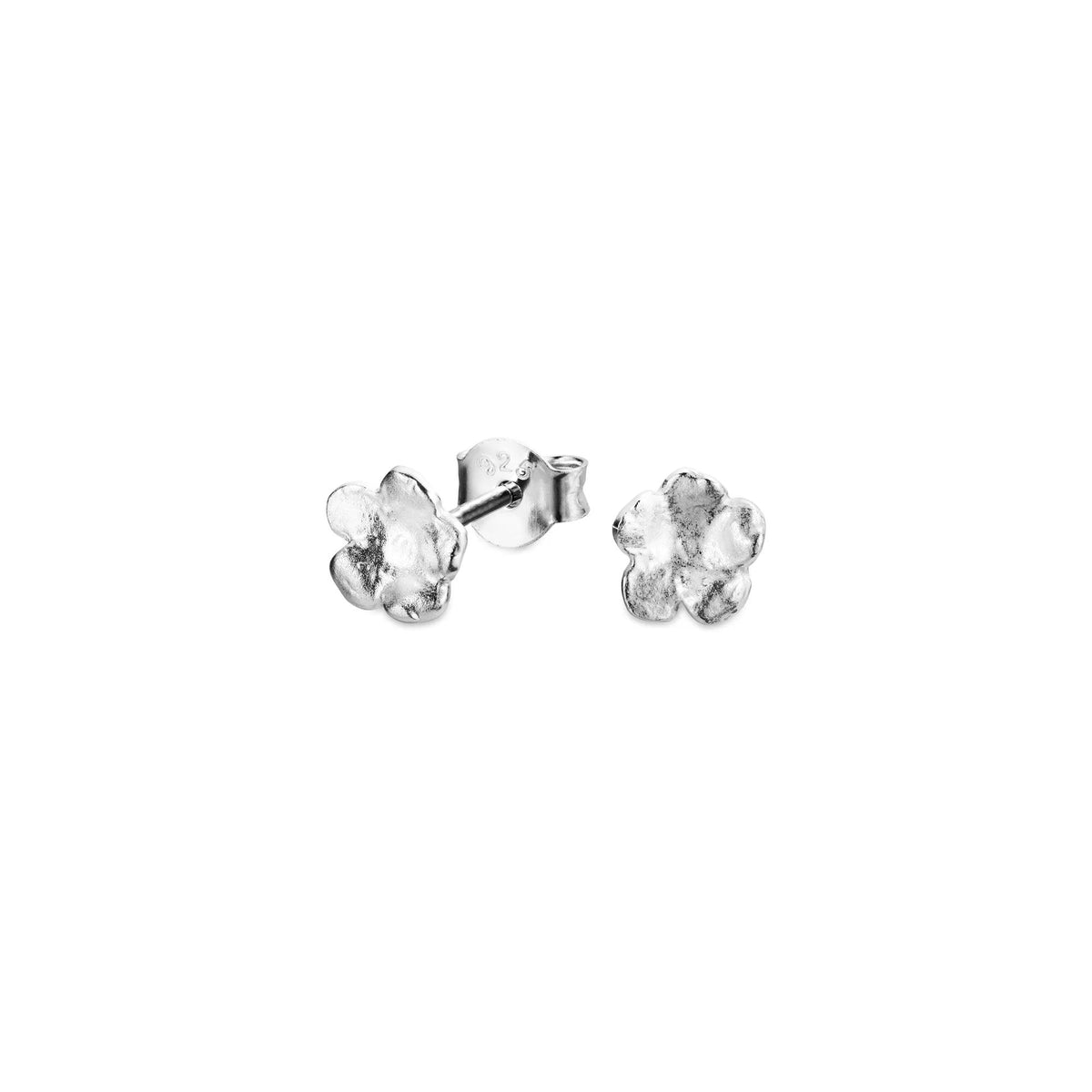 Flora Danica Forget-me-not Earrings Silver shows a set of small, flower-shaped silver earrings on a white background. Model 907-FMN-STPC-S.
