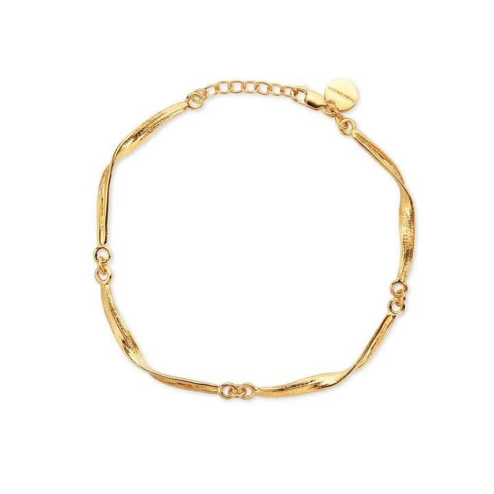 Flora Danica Grass Bracelet Gold-plated shown as an elegant bracelet in shiny gold-plated metal with unique details. Model907-gr-brlo-g-1