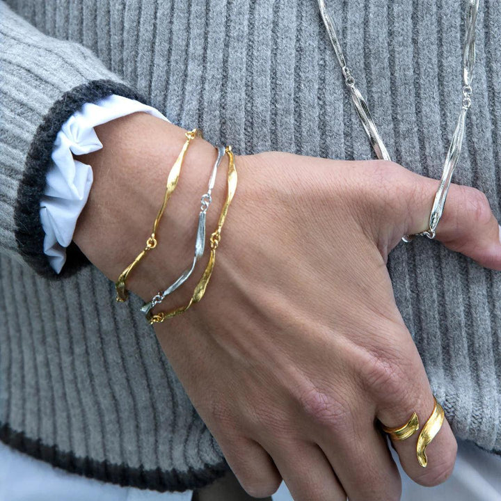 Flora Danica Grass Bracelet Gold-plated, elegant bracelet in gold and silver look on the wrist. Model 907-GR-BRLO-G-2.