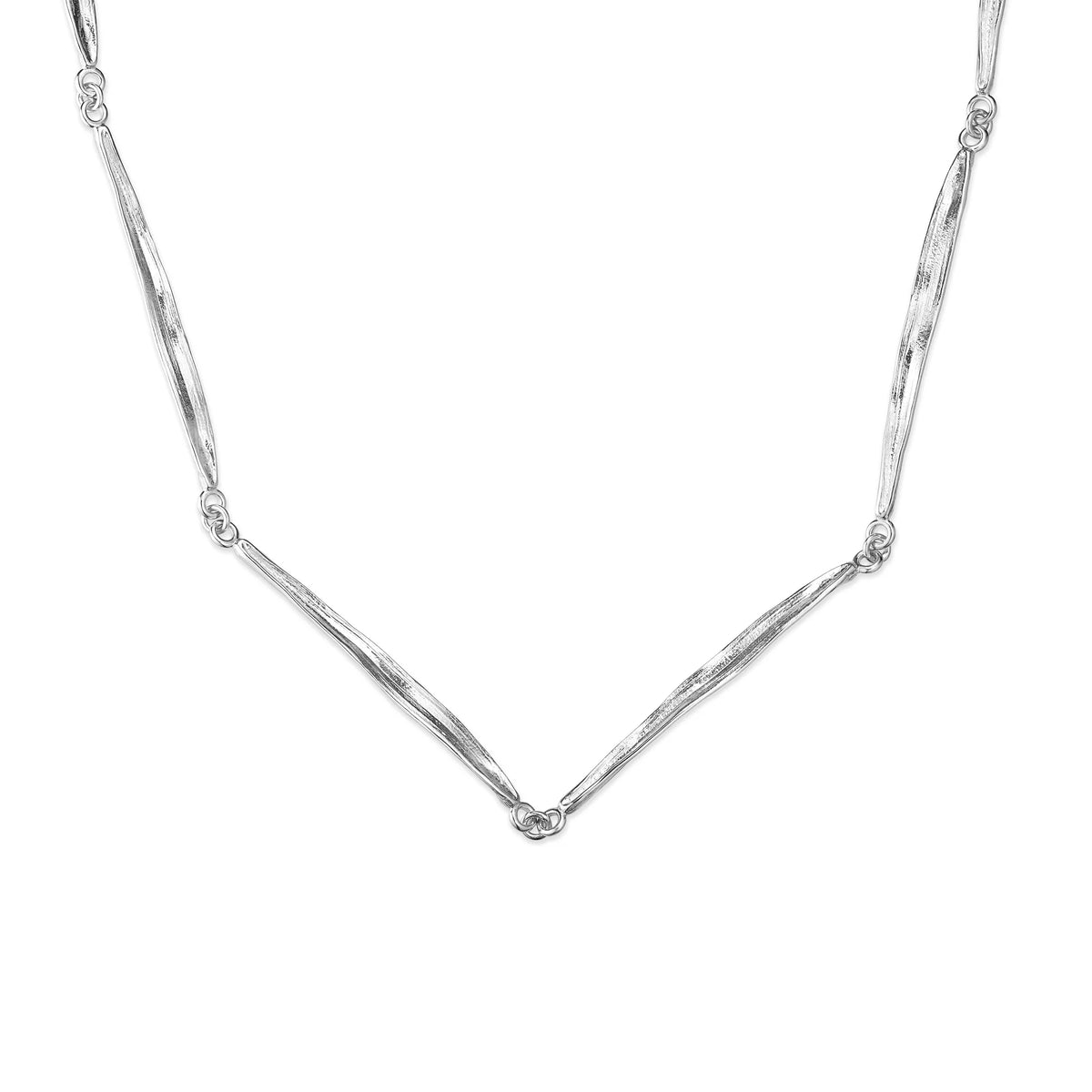 Flora Danica Grass necklace in silver shows elegant, elongated links with structure, Model gr-ne-s-1.